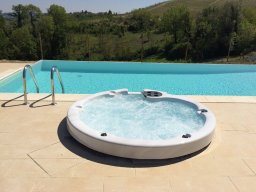 zona relax con piscina e vasca idromassaggio